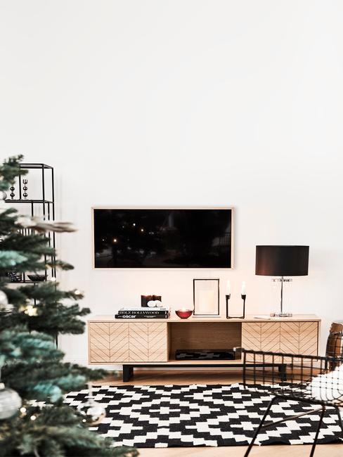 2018KW44_Frame_Westwing_CI_169_Final_vertical_01 Salon avec tapis à losanges blanc et noir et télé accrochée au mur