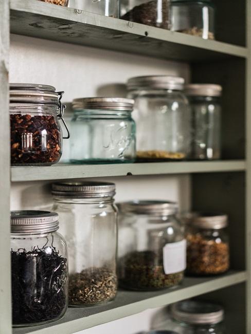 Garde-manger etageres avec bocaux de conservation remplis de divers aliments