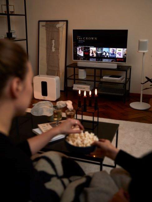 film per famiglie da vedere famiglia che guarda film sul divano