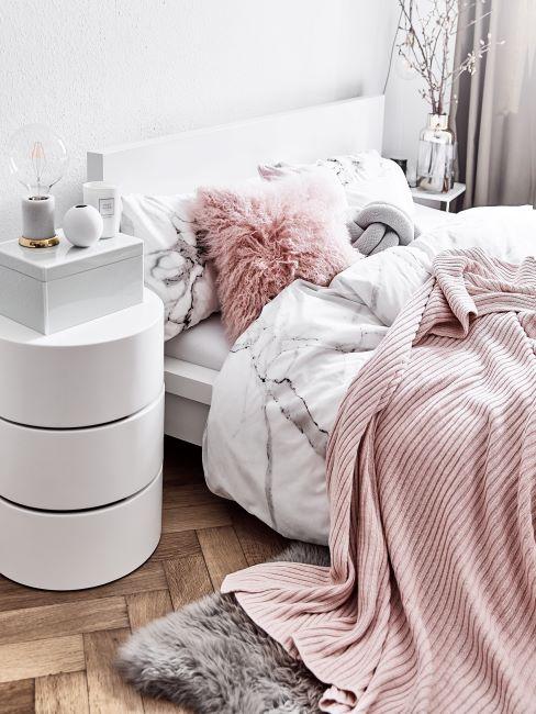 come pulire il materasso letto con lenzuola effetto marmo e coperta rosa