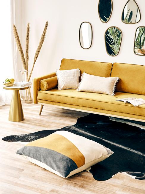 Jaren 70 interieur Jaren 70 interieur woonkamer met oker gele bank