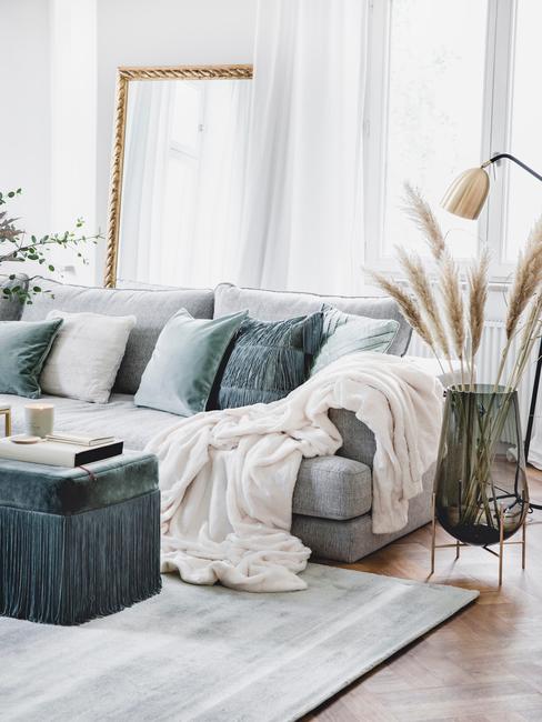 Sofa do salonu Duża sofa w nowoczesnym salonie w szarej gamie kolorystycznej