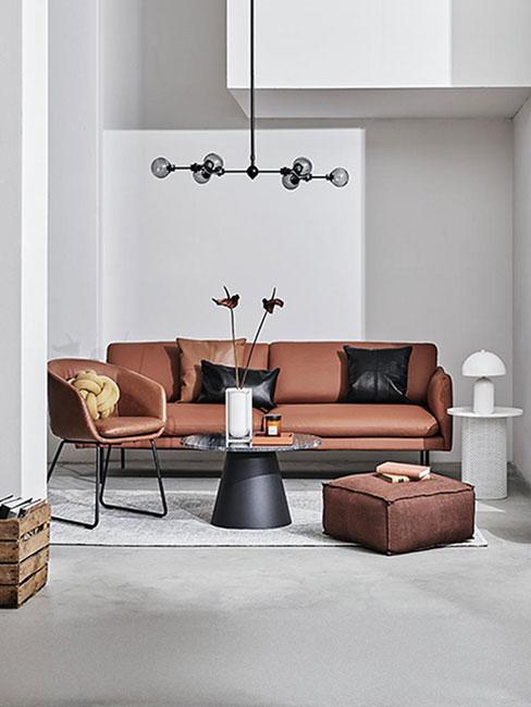 Cynamonowa sofa skórzana z czarnymi dekoracjami