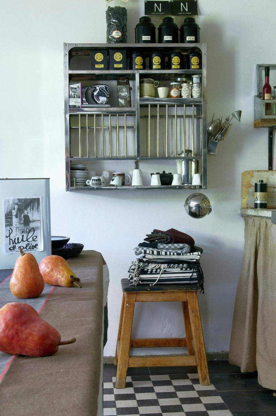 Dalani Kinfolk Arredare in Stile la Zona Cucina con Mensole e Sgabelli in Legno Dalani, Kinfolk, Casa, Cucina, Decorazioni