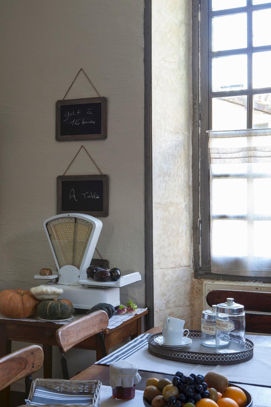 Dalani Kinfolk Arredare in Stile il Piano Lavoro in Cucina con Bilancia Vintage e Lavagnette Dalani, Kinfolk, Casa, Cucina, Decorazioni