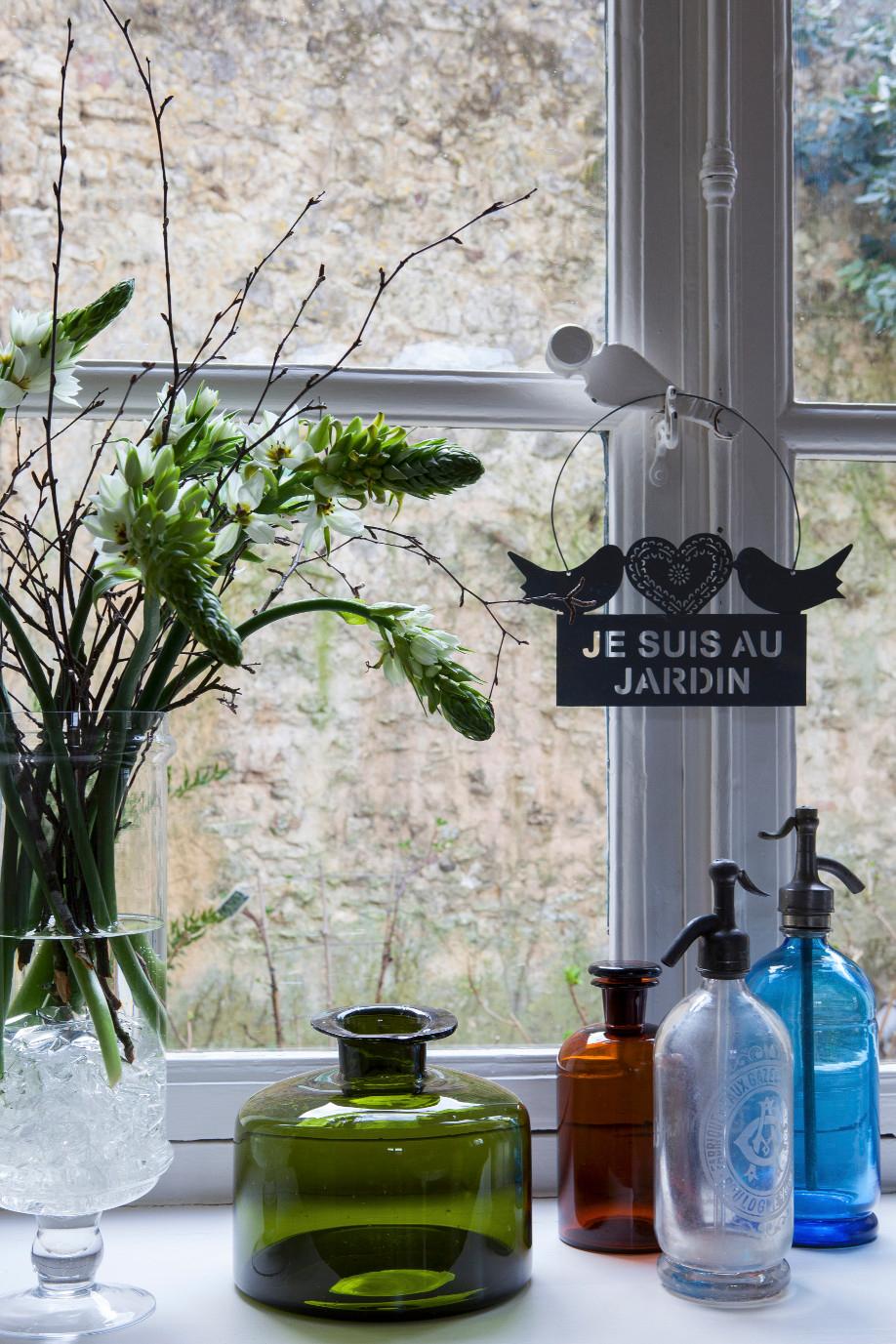 Dalani Kinfolk Arredare Piccoli Angoli di Casa come le Finestre con Vasi e Bottiglie Dalani, Kinfolk, Casa, Cucina, Decorazioni