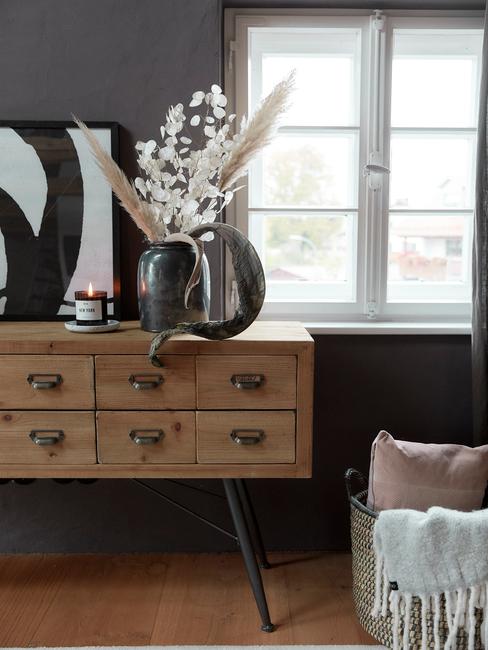 Salon w stylu rustykalnym z ciemną ścianą