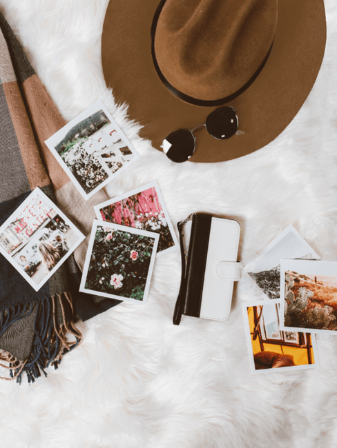 Collage maken Foto's, zonnebril en hoed op bed