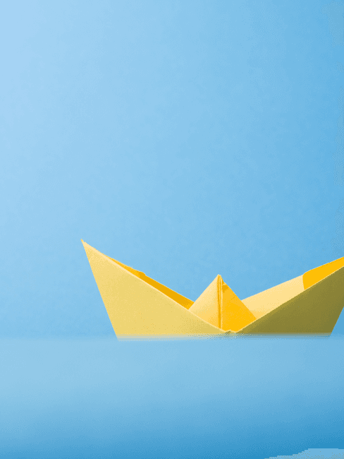 Knutselen met papier gele papieren boot op blauwe achtergrond
