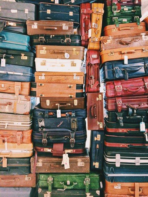 Stapels met vintage gekleurde koffers die het beeld vullen