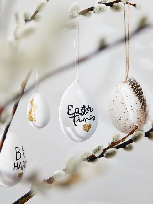 Paasdecoratie Witte paaseitjes in paastakken