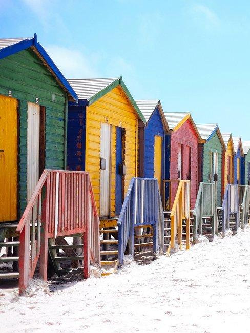 Header Vliebiza Gekleurde strandhuisjes op het strand van vlieland vliebiza