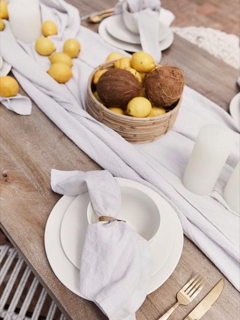 Zomers gedekte tafel met wit servies