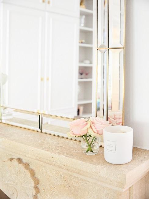 Kamin Deko Kamin mit Spiegel, Blümchen in der Vase und einer Kerze