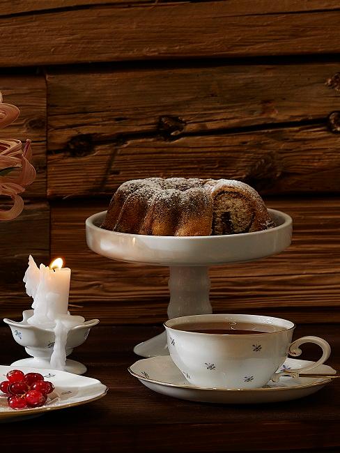 Marmorkuchen auf einer Etagere auf dem Tisch
