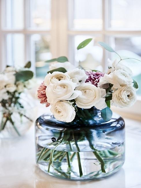 Decorare con vasi di vetro Vaso di vetro con fiori