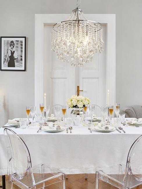 Gedeckte Tischtafel für ein edles Dinner mit weißem Geschirr