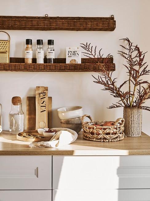 Helle Küchenzeile mit Holzdeko und Regalen an der Wand