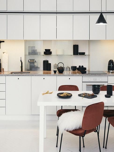 Designerküche mit Esstisch und braunen Samtstühlen