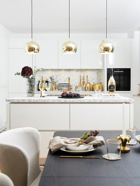 Weiße Küche mit goldenen Elementen mit Wandgestaltung in Marmoroptik