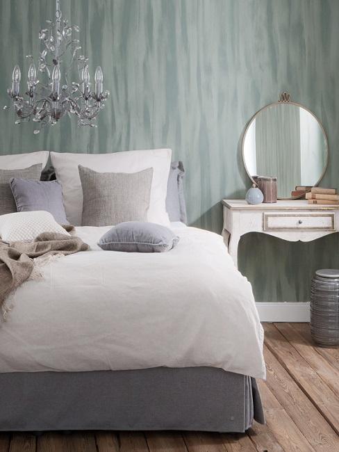 Vintage Stil Schlafzimmer mit grüner Wand und weißen Möbeln