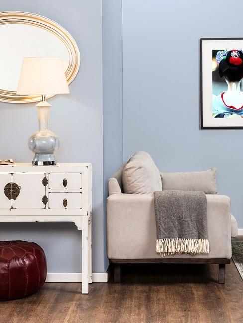 Wohnzimmer im Vintage Stil mit Sofa und Kommode