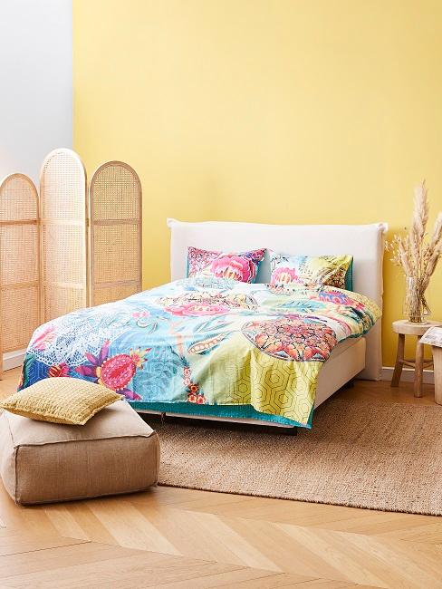 Wandfarbe Gelb im Schlafzimmer mit Naturmaterialien