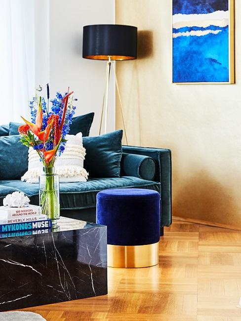 Goldfarbene Tapete im Wohnzimmer