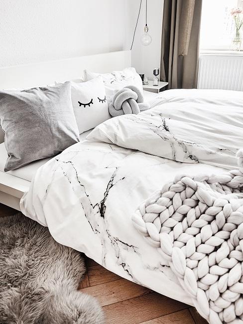 Schlafzimmer in Weiß mit grauen Kissen