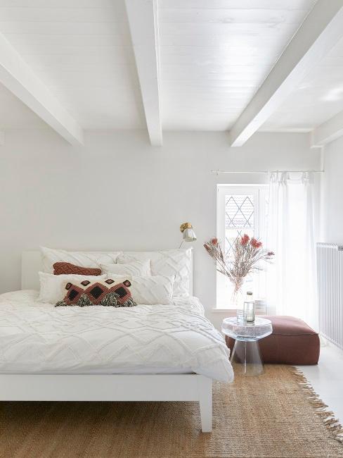 Schlafzimmer in Weiß und Braun eingerichtet