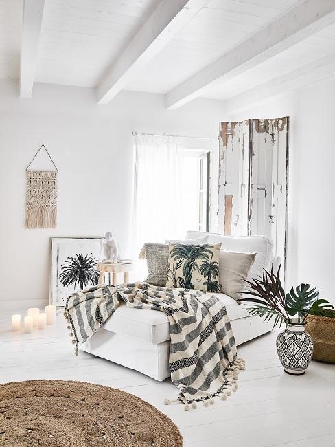 Schlafzimmer mit weißem Schlafsofa