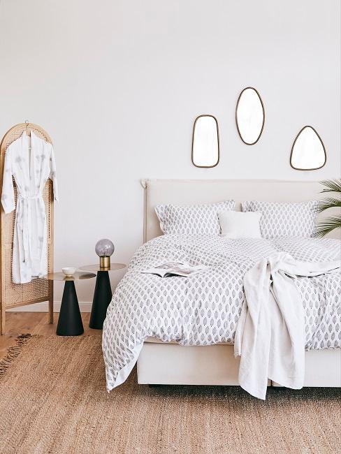 Schlafzimmer mit Wandspiegeln