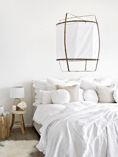 Schlafzimmer Weiß Schlafzimmer mit weißer Bettwäsche und weißer Lampe