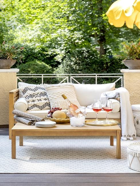 Balkon Sofa Banner Balkon Sofa mit Kissen und Decke und Couchtisch
