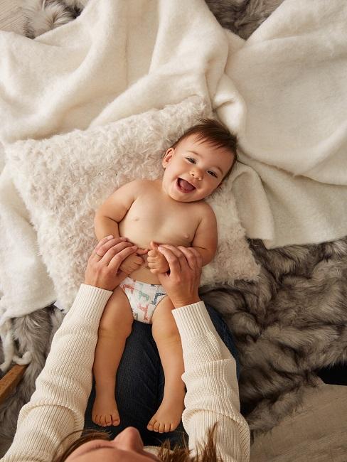 Wickeltisch Ausstattung Banner Lachendes Baby liegt auf Wickeltisch