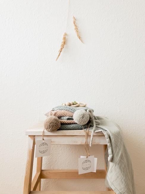 Babyzimmer Massivholz Banner Hocker aus Massivholz im Babyzimmer mit Mützen drauf