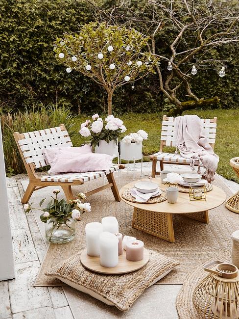 Terrasse im pflegeleichten Garten