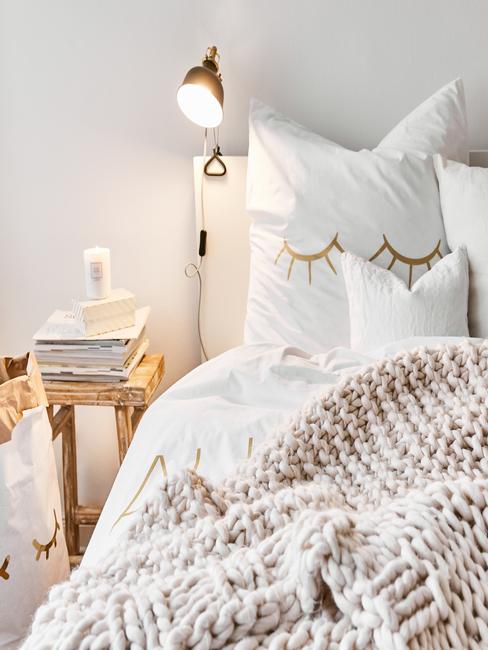 couleur creme Lit couleur creme avec coussins et couverture