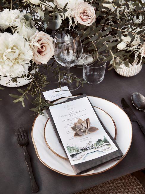 Carte de menu au mariage de Delia Table de mariage decoree de fleurs avec vaisselle blanche et carte de menu en carton
