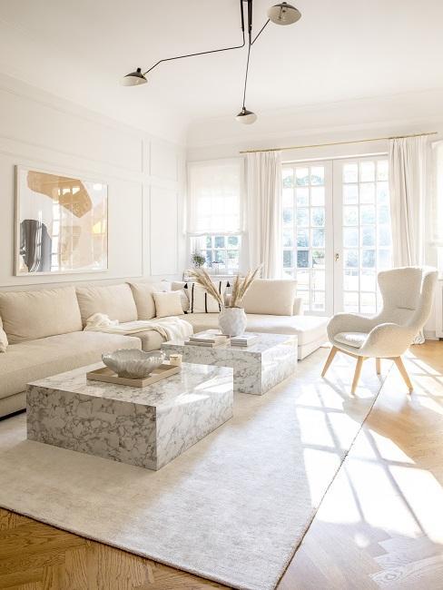 feng-shui-banner salon clair, plein de lumiere, canapes et fauteuil blanc-creme, rideaux blancs, murs blanc-creme, tables basses carrees, decoration minimaliste