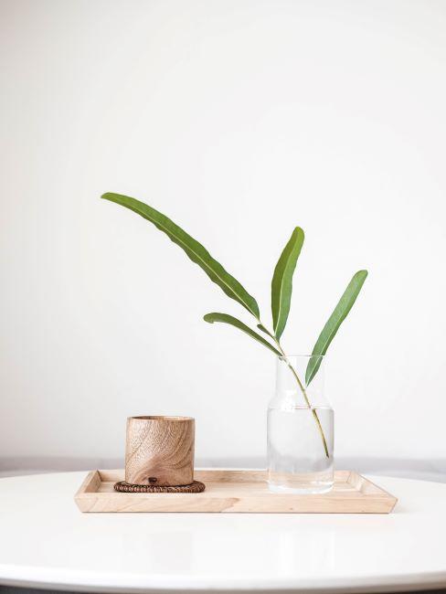 intérieur-zen plateau en bol en bois, une blanche verte dans un vase simple transparent