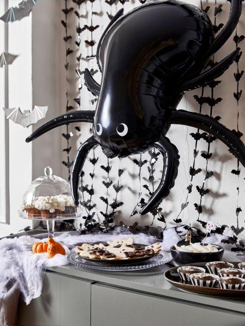 Repas d’Halloween Table et mur decores de chauve-souris et d'araignee