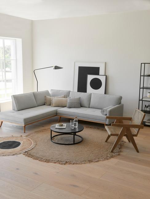 salon_moderne_naturel Salon moderne avec canapé gris, tapis en jute et fauteuil en cannage