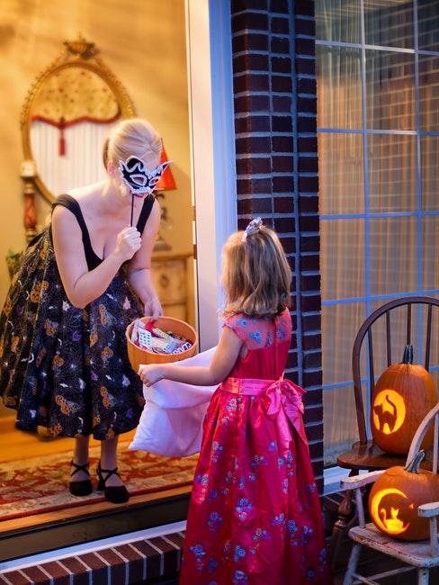 Déguisements Halloween Femme deguisee en sorciere et petite fille princesse pour halloween