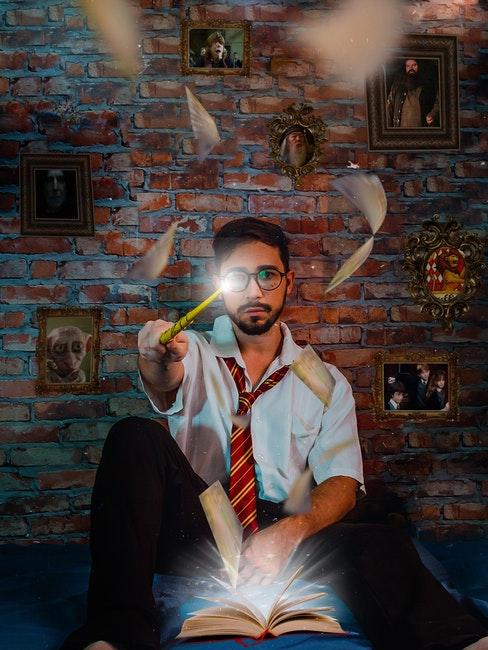 Harry Potter homme deguise en harry potter pour halloween