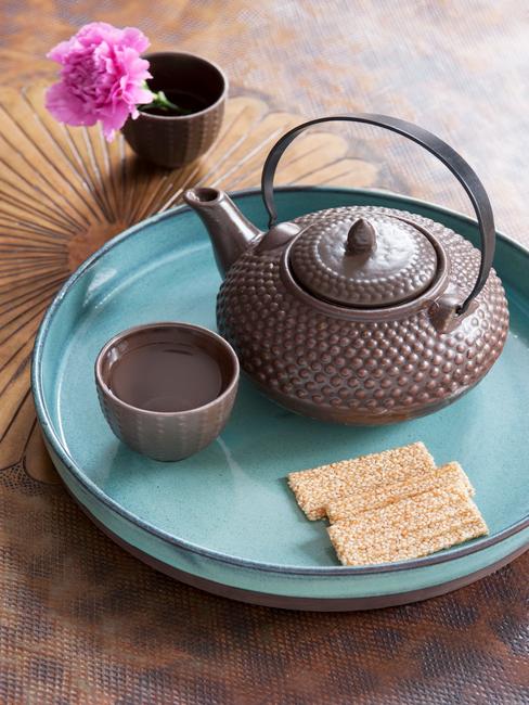 cerimonia del tè vassoio azzurro con teiera e tazza senza manico grigio scuro