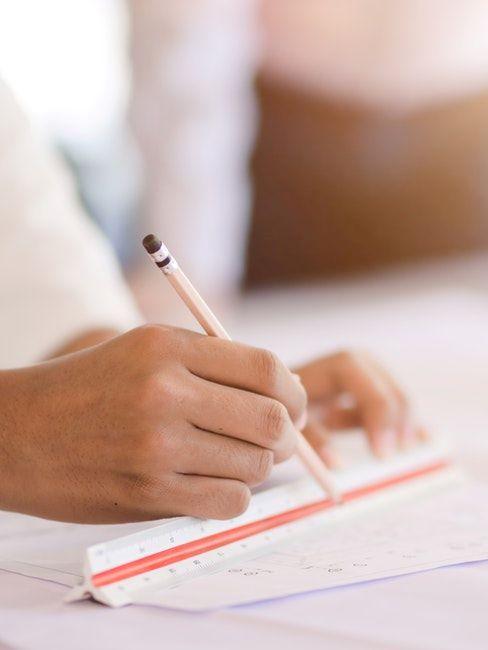 ristrutturare appartamento: focus su mani che disegnano progetto