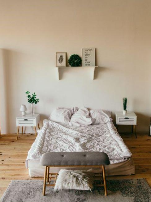 ristrutturare un appartamento camera da letto con materasso sul pavimento in parquet