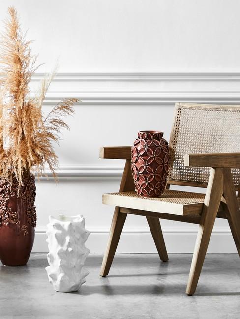 Barok stijl header Barok stijl header witte wand met ornamenten met vazen en rotan stoel