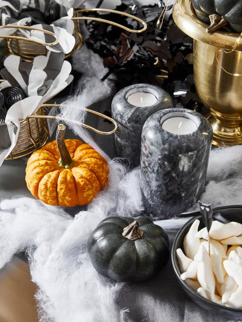 Halloween decoratie header Halloween decoratie op houten tafel met zwarte kaarsenhouders en een pompoen